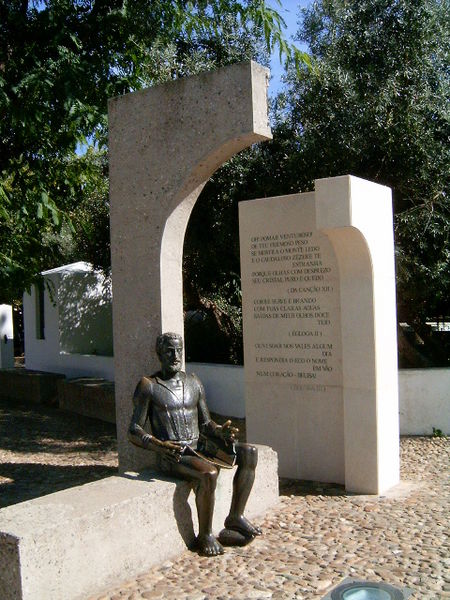 Statue  son effigie.